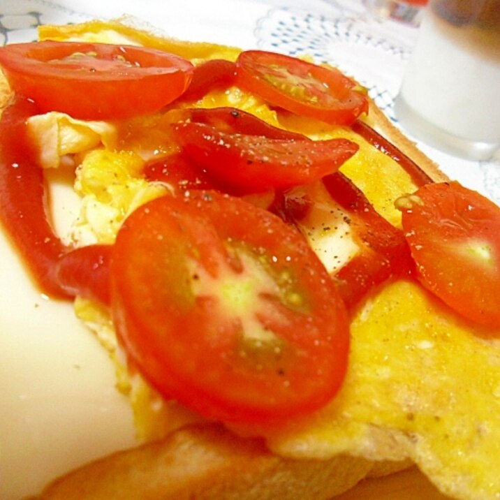 トマトと卵のチーズトースト